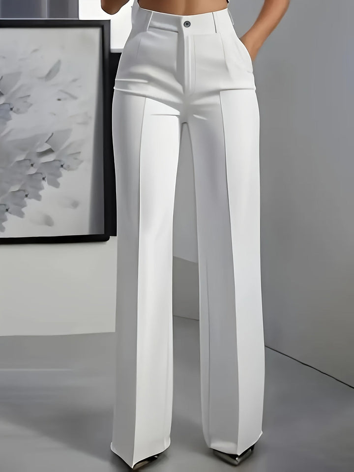 Voorkant van een witte broek met hoge taille en wijde pijpen, gedragen door een model 2