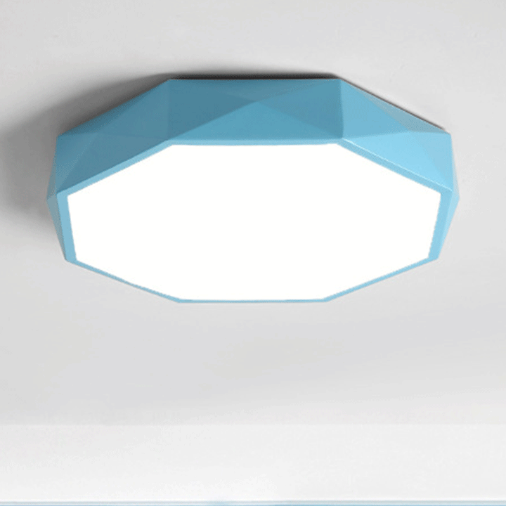 Blauwe achthoekige plafondlamp van dichtbij, met facetrand en lichtgevend wit paneel 5
