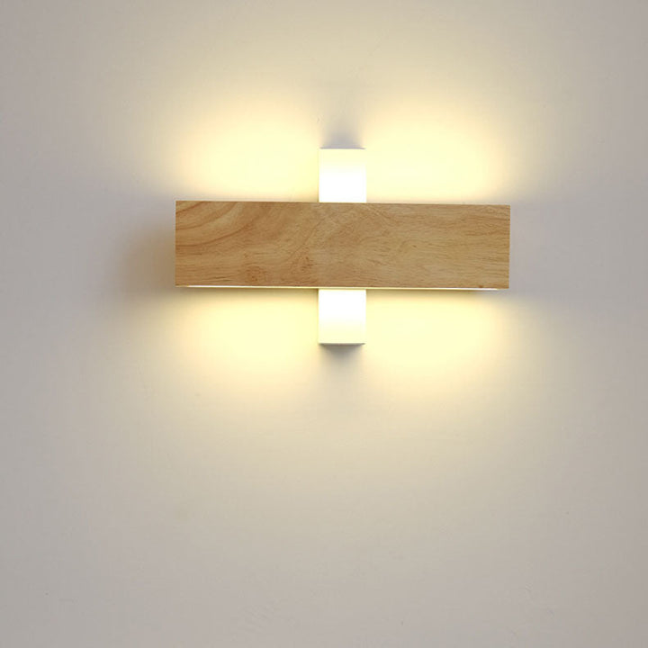 Houten wandlamp horizontaal gedraaid over de witte bevestiging, brandend, met licht dat boven en onder de lamp uitstraalt. 12