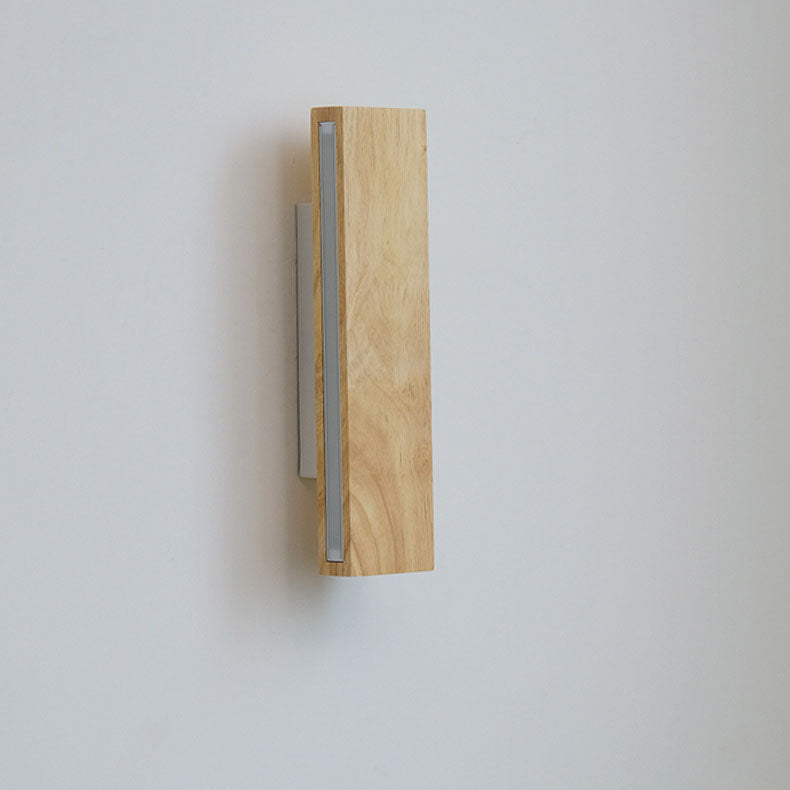 Uitgeschakelde verticale houten wandlamp van opzij, met de matte lichtstrip en de smalle witte wandsteun zichtbaar. 11
