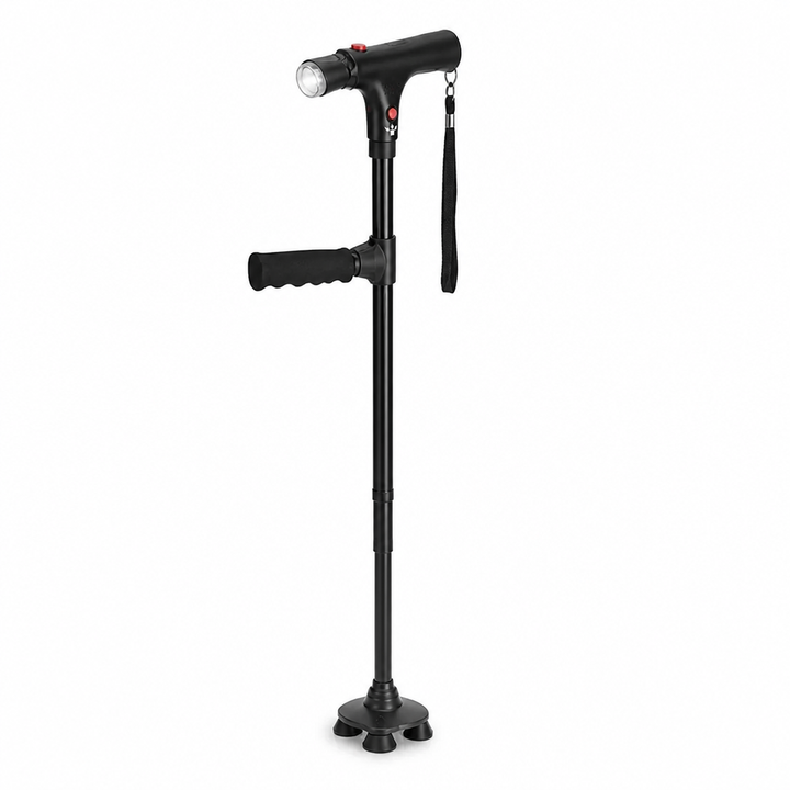 Zwarte wandelstok met ledlamp in de handgreep, extra zijgreep, polsband en vierpuntsvoet, schuin van voren op witte achtergrond. 1