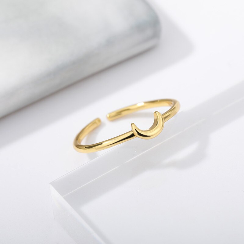 Minimalist Crescent Moon Ring - Nova