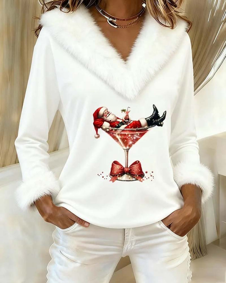 Witte versie met pluche v-kraag en manchetten, kerstman-in-cocktailglas print, gedragen met witte broek 2