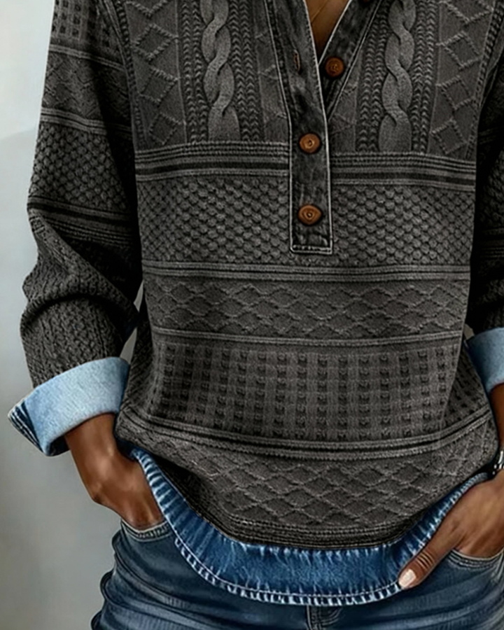 Close-up van het gestructureerde breipatroon van de grijze sweatshirt met denim zoom, omgeslagen manchetten en knopen. 7