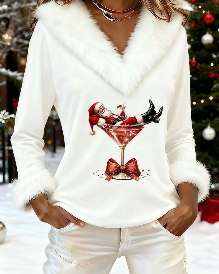 Witte top gedragen voor een versierde kerstboom in de sneeuw, met pluche kraag en manchetten 6