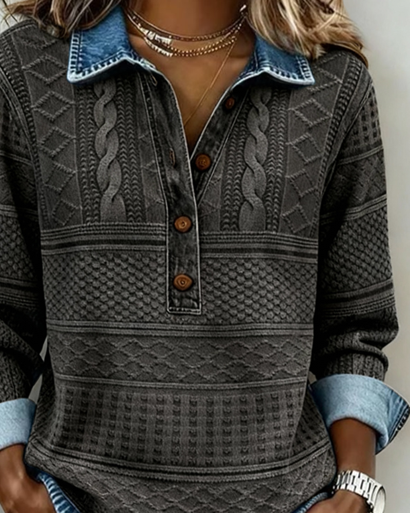 Close-up van de grijze sweatshirt met denim kraag, houten knopen en kabelpatroon op de borst. 6