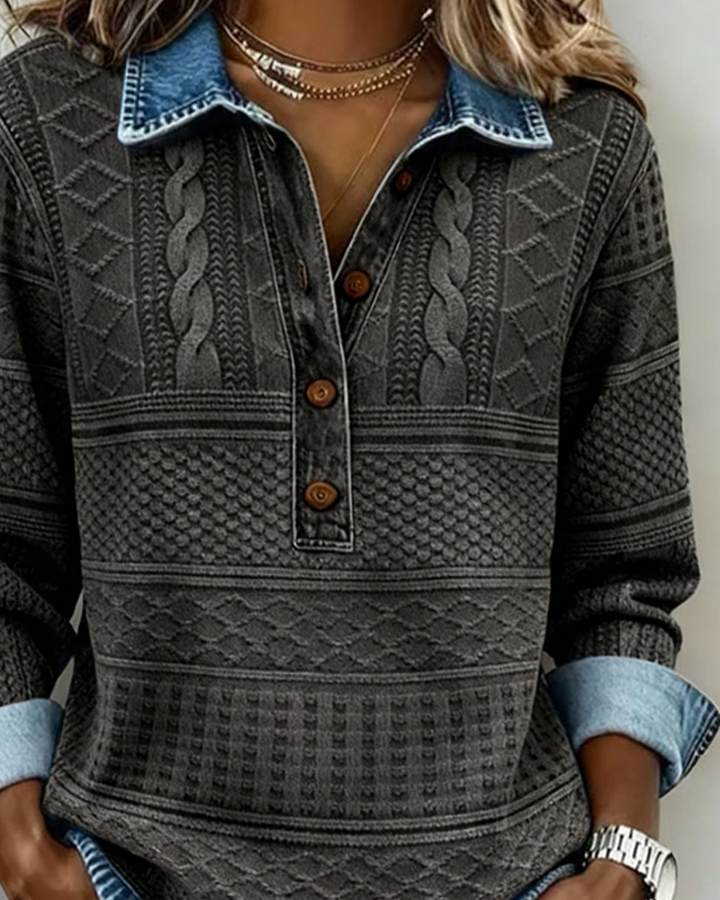Close-up van de grijze sweatshirt met denim kraag, houten knopen en kabelpatroon op de borst. 6