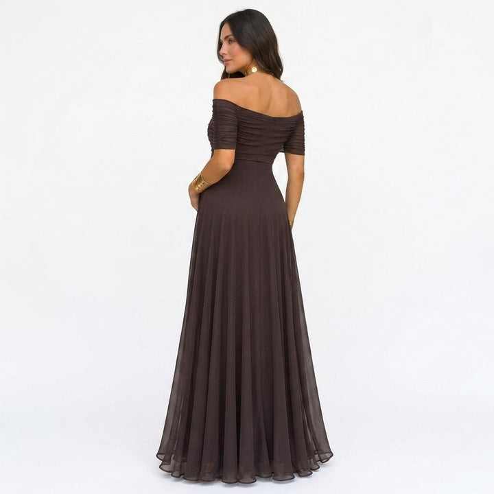 Achterkant van de bruine maxi-jurk met blote schouders en geplooide korte mouwen, model kijkt over haar schouder 4