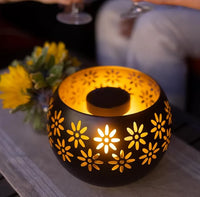 Lampka świecowa z motywem kwiatowym - FloraGlow