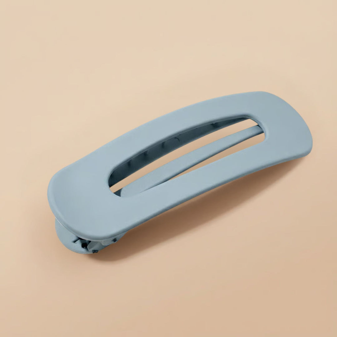 Matte lichtblauwe haarclip schuin van opzij, met zichtbare scharnier en tandjes aan de binnenkant 10