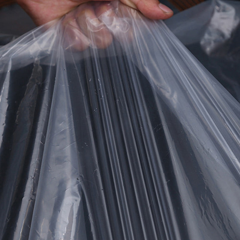 Handvol soepel, helder plastic folie met plooien, ter illustratie van de doorzichtige en flexibele zeilstof. 6