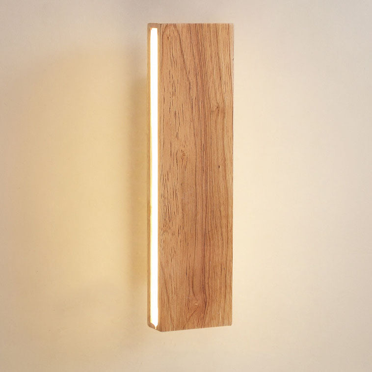 Close-up van de verticale houten wandlamp met duidelijke houtnerf en een brandende lichtstrip langs de zijkant. 14