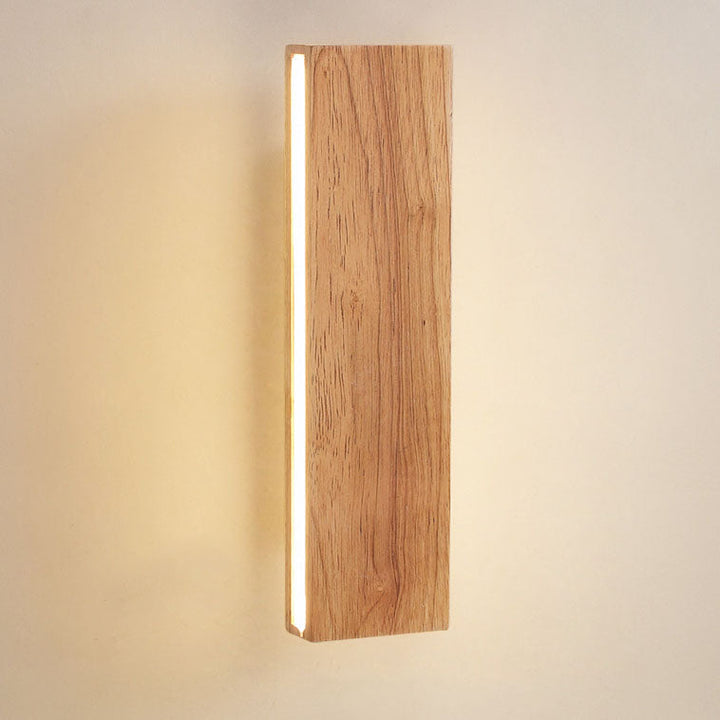 Close-up van de verticale houten wandlamp met duidelijke houtnerf en een brandende lichtstrip langs de zijkant. 14
