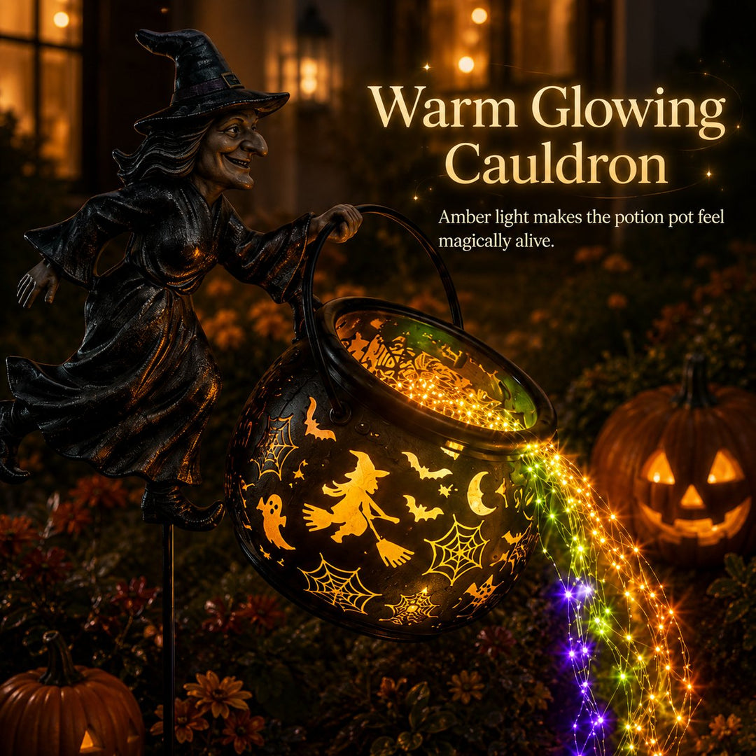 Detail van de gloeiende ketel met uitgesneden heks op bezem, vleermuizen en spinnenwebben, naast jack-o'-lanterns in de donkere tuin. 5