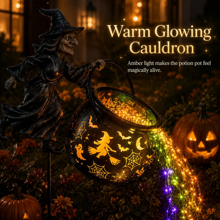 Detail van de gloeiende ketel met uitgesneden heks op bezem, vleermuizen en spinnenwebben, naast jack-o'-lanterns in de donkere tuin. 5