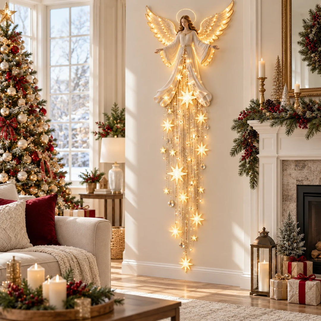 Gloeiende engel met sterrencascade aan de woonkamermuur, tussen kerstboom, open haard met takkenslinger en een bank met kussens. 3