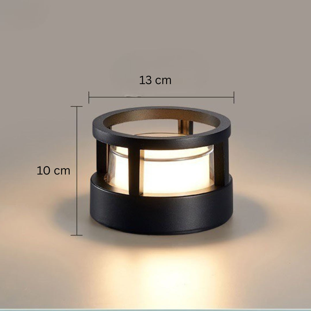 Ronde lamp met open ringframe, afmetingen aangegeven: breedte 13 cm en hoogte 10 cm. 13