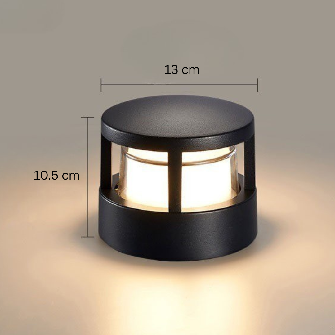 Ronde lamp met gesloten dak, afmetingen aangegeven: breedte 13 cm en hoogte 10,5 cm. 14