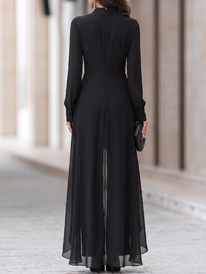 Achterkant van de zwarte set op een model, met rits in de rug, knoopjes aan de manchetten en doorschijnende chiffon zoom. 5