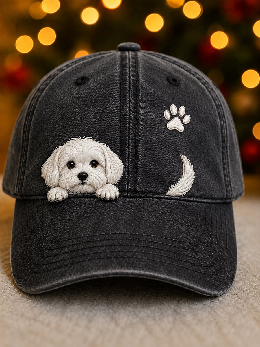 Voorkant van de baseballpet in zwart met een wit geborduurd hondje, pootafdruk en staartje, gewassen look 3