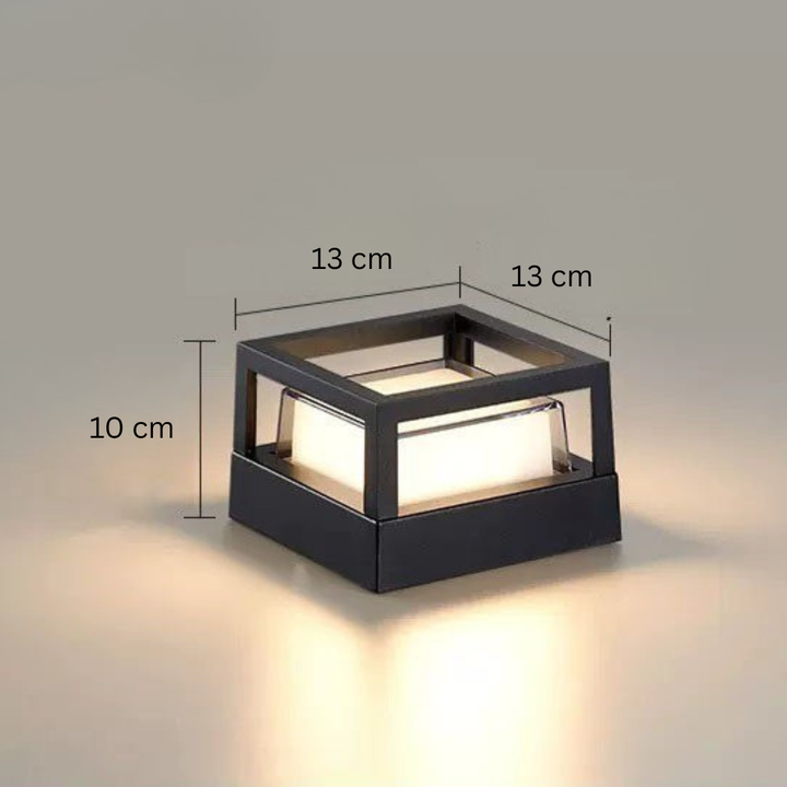 Vierkante lamp met open frame, afmetingen aangegeven: 13 bij 13 cm en 10 cm hoog. 15