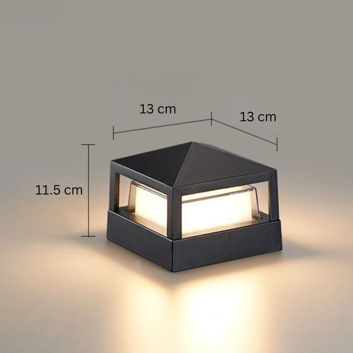 Vierkante lamp met piramidedak, afmetingen aangegeven: 13 bij 13 cm en 11,5 cm hoog. 16