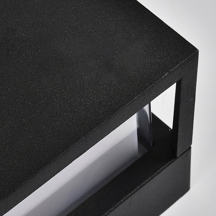 Close-up van de hoek van het zwarte metalen frame met fijne korrelstructuur en doorzichtig paneel. 5