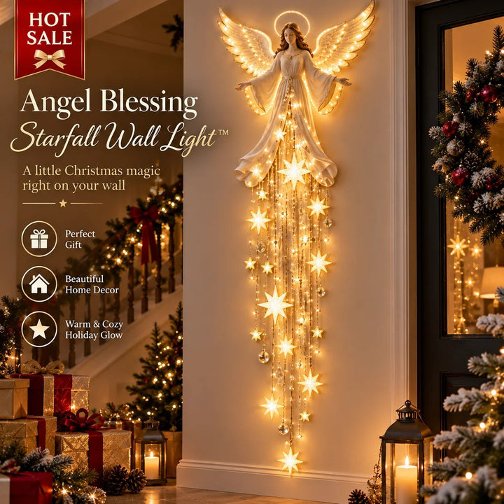 Verlichte engel met halo en neerhangende sterrensnoeren aan een muur in de hal, omringd door kerstversiering en cadeaus. 1