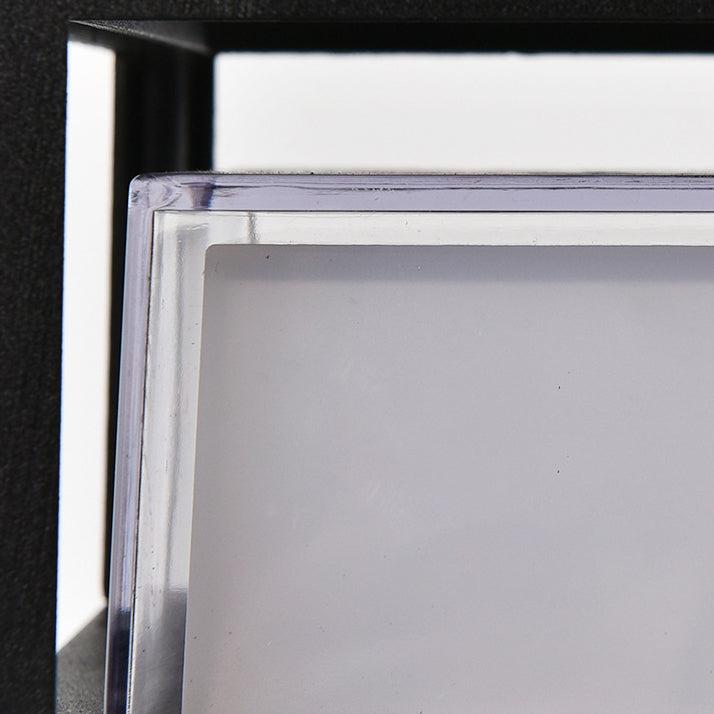 Detail van het doorzichtige kunststof scherm met matwitte binnenkant, gezien vanachter het zwarte frame. 6