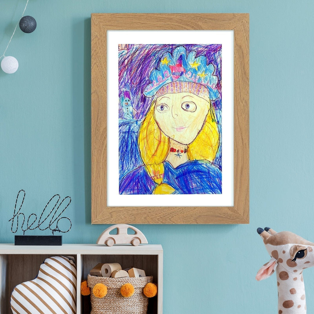 Lijst in houtlook aan een blauwe muur met een kleurpotloodtekening van een meisje met kroon, boven een open kastje. 15