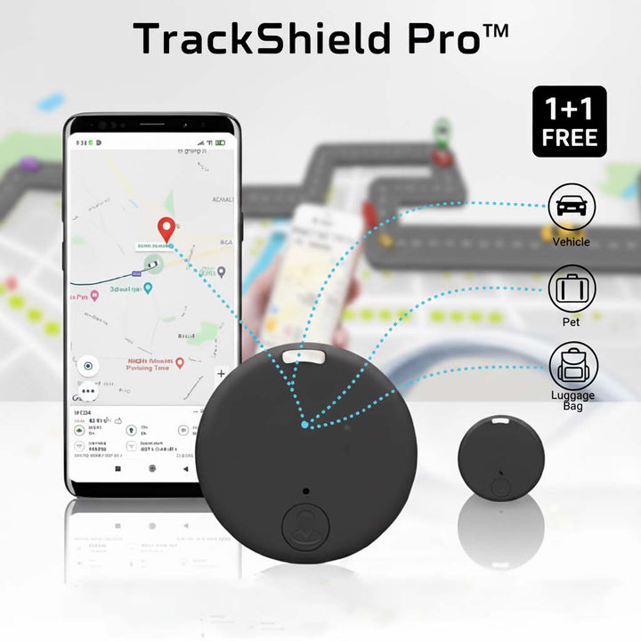 Zwarte ronde tracker naast een smartphone met kaartweergave, met pijlen naar voertuig, huisdier en bagage als gebruiksdoelen. 1