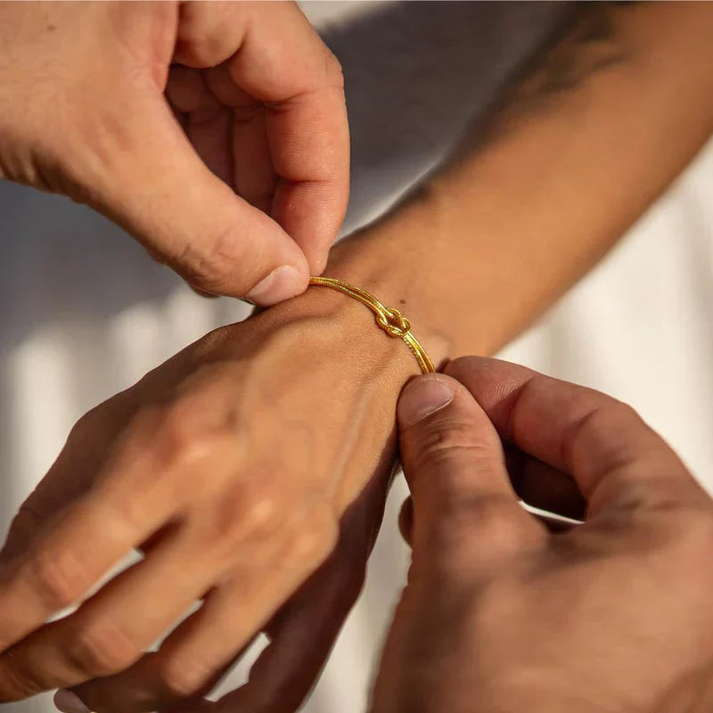 Minimalist Knot Bracelet – Elva