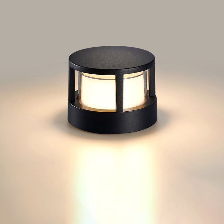 Ronde zwarte lamp met gesloten dak en warm gloeiend glas, vrijgesteld op een neutrale achtergrond. 8