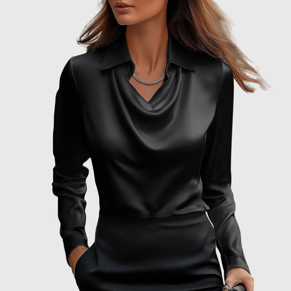 Model draagt de zwarte satijnen blouse met gedrapeerde hals en kraag, gecombineerd met een zwarte rok. 3
