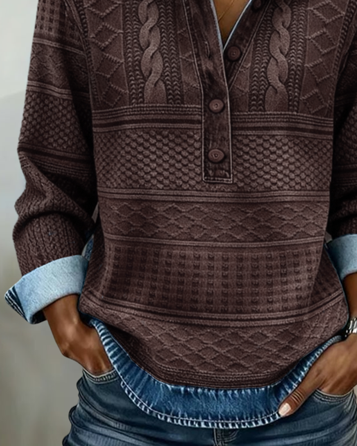 Close-up van het middenstuk van de bruine sweatshirt met gestructureerde breipatronen, denim zoom en omgeslagen mouwen. 5