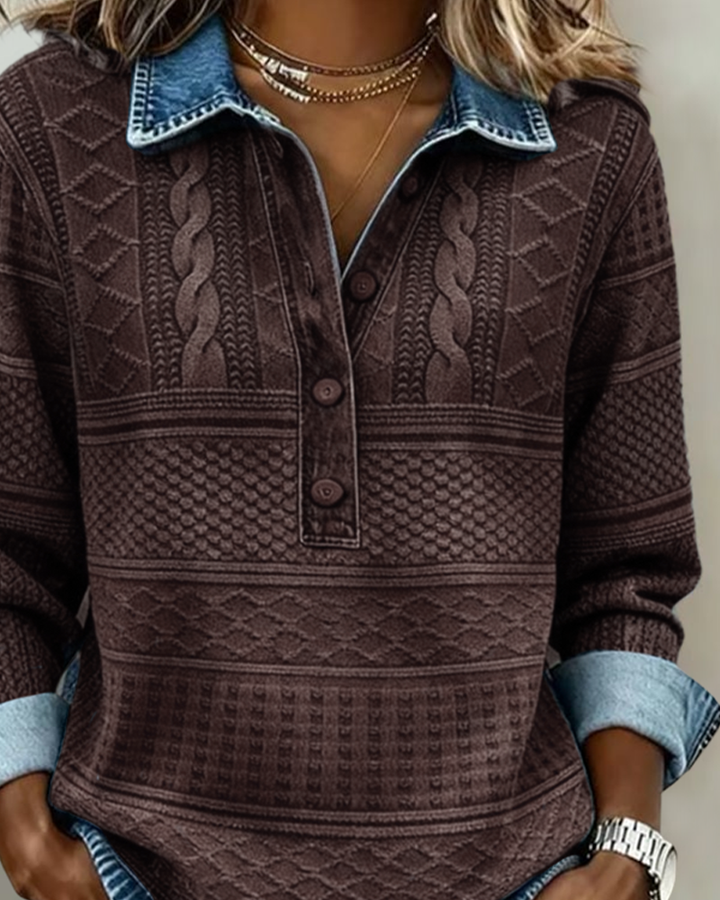 Close-up van het bovenste deel van de bruine sweatshirt met denim kraag, knoopsluiting en gevlochten kabelpatroon. 4
