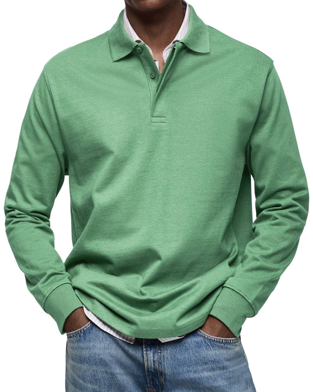 Voorkant in groen: model met handen in de broekzakken draagt het shirt met kraag en knoopsluiting. 7