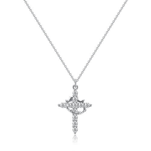 Zilverkleurige kruishanger met kroon en steentjes aan een fijne schakelketting, productfoto vanaf de voorkant op effen achtergrond. 6
