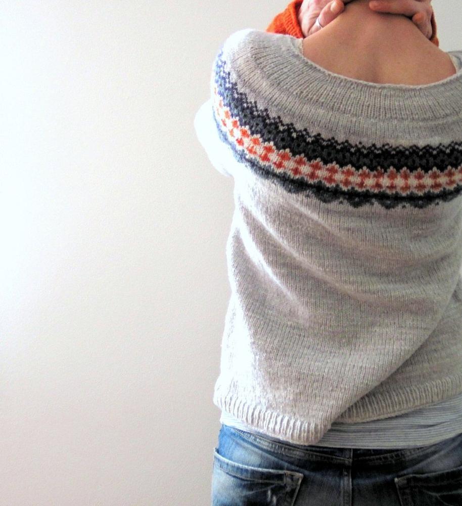 Skandynawski modny sweter z żywym wzorem - NordicChic