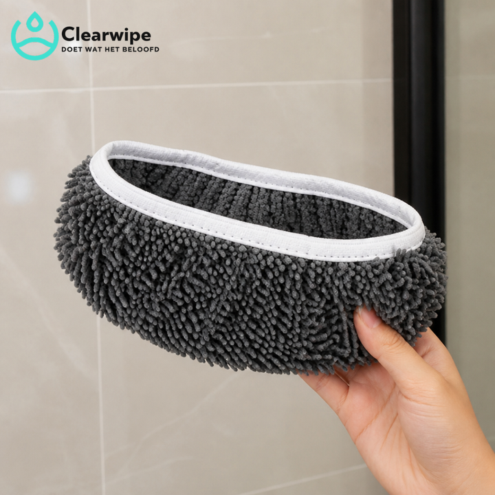 Hand houdt een losse grijze chenille dweilpad met witte elastische rand omhoog voor een betegelde wand. 4