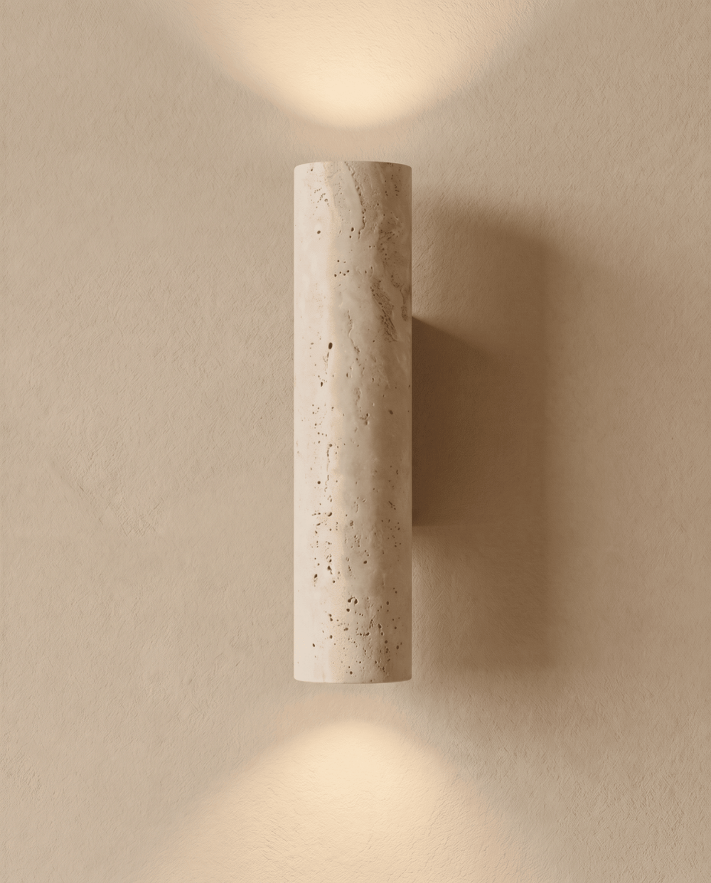Aangestoken travertijnen wandlamp van voren, met een lichtkegel naar boven en naar beneden op de muur 2