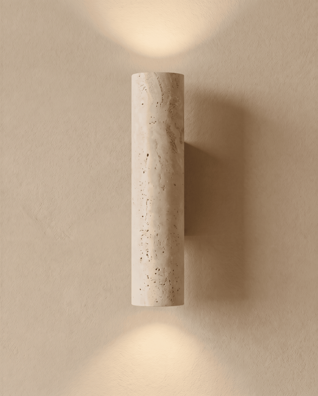 Aangestoken travertijnen wandlamp van voren, met een lichtkegel naar boven en naar beneden op de muur 2