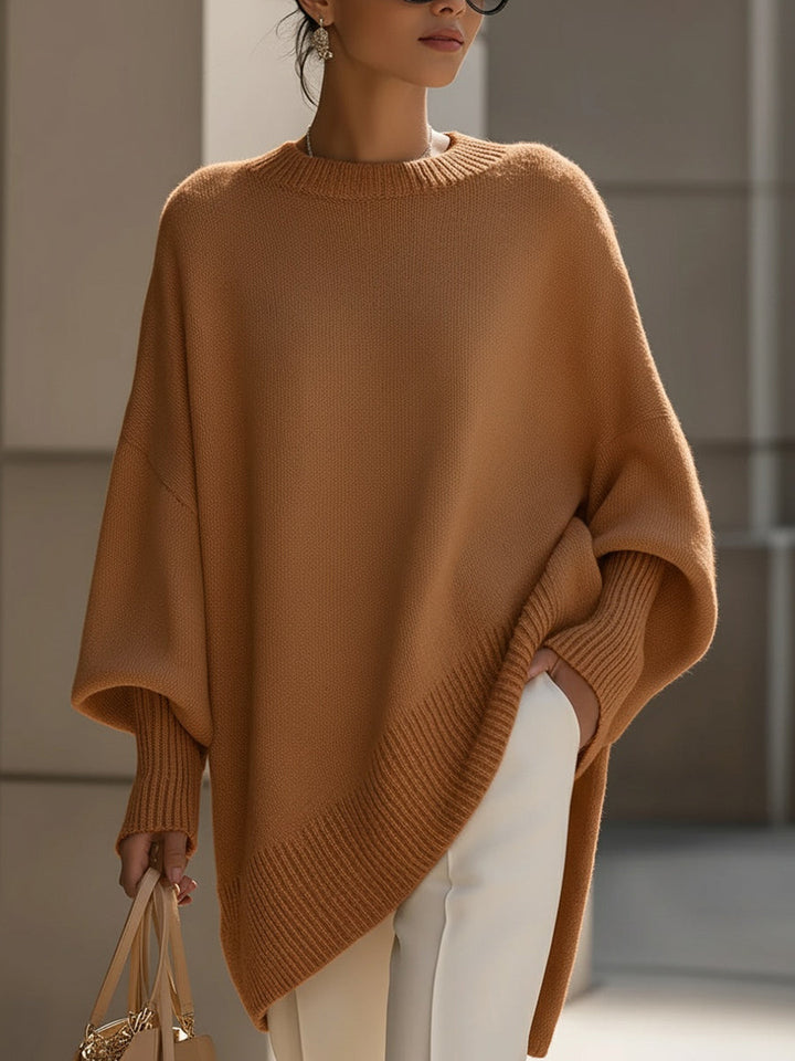 Model draagt de camelkleurige poncho met geribbelde onderrand en manchetten, hand in de zak 12