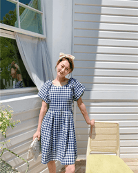 Fashionable women's dress with square neckline and puff sleeves - Selina