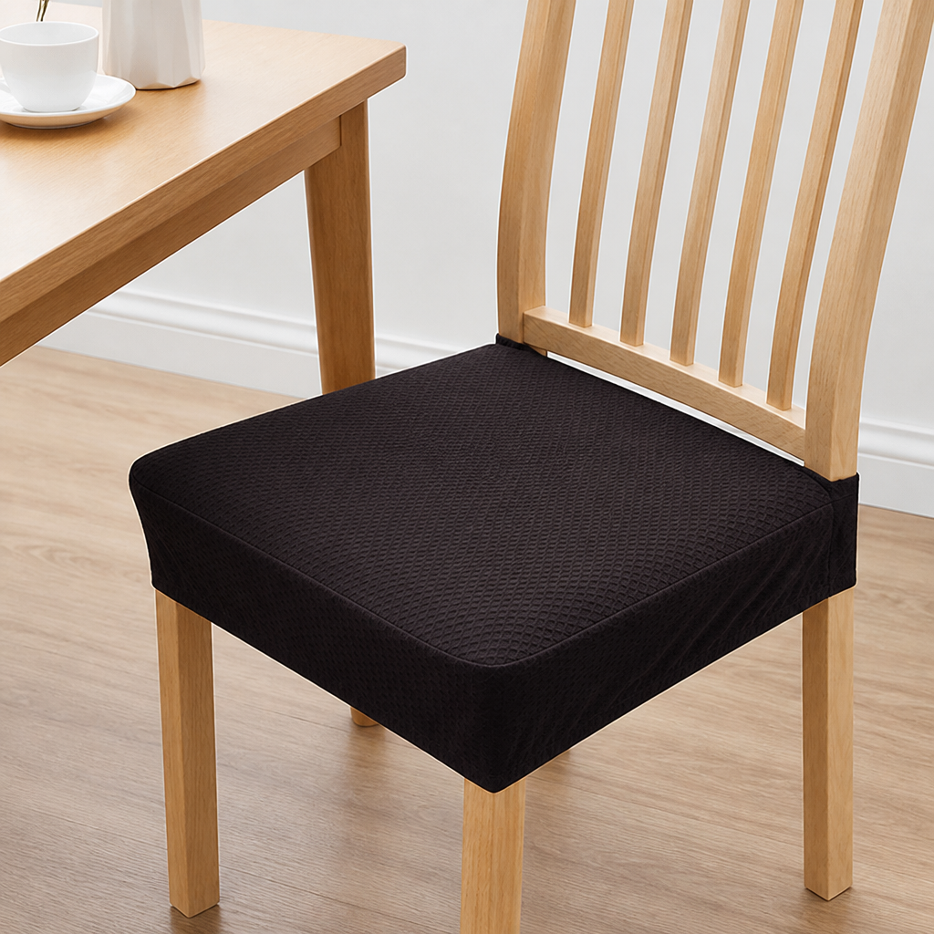 Donkerbruine zitovertrek met fijn ruitpatroon op een houten stoel, naast de rand van een houten eettafel. 11