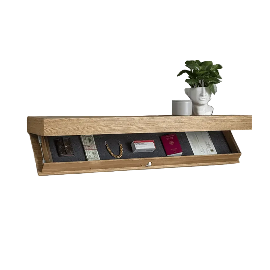Muurplank in lichte houtnerf met open verborgen vak waarin portemonnee, geld, gouden armband en paspoort liggen, met plant en kopje erbovenop. 3