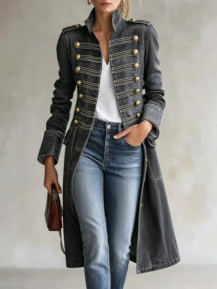 Dezelfde jas in donkergrijs gewassen denim, gedragen met wit topje en jeans, met gouden knopen en lichte galon. 10