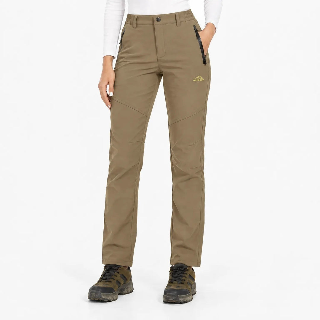 Model draagt de broek in bruinbeige met ritszakken en wandelschoenen, vooraanzicht 10