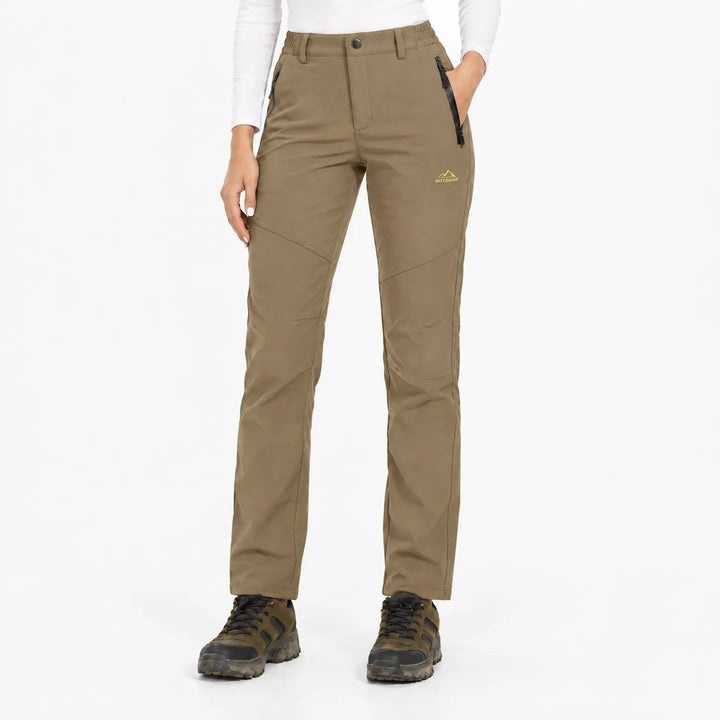 Model draagt de broek in bruinbeige met ritszakken en wandelschoenen, vooraanzicht 10