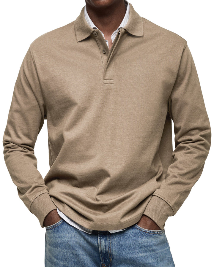 Voorkant in beige: model draagt het shirt over een wit gestreept overhemd, gecombineerd met een lichte spijkerbroek. 8